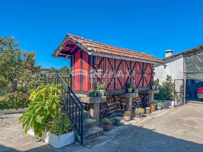 Foto f0f00f96-55e5-481f-b07d-a747b988de64. Casa  con ascensor .. en Ponteareas