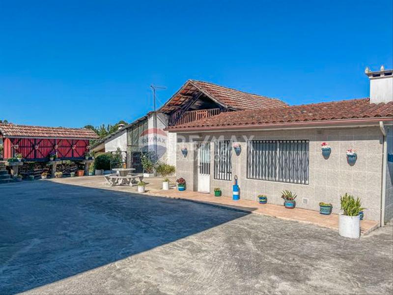 Foto f3a7bb35-f7a4-4640-996c-e396ead54f29. Casa  con ascensor .. en Ponteareas