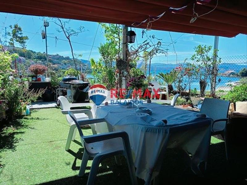 Foto 3cdeb02a-e911-42c5-8371-943d9d5459dc. Casa  con varias viviendas independientes..frente al mar en Moaña