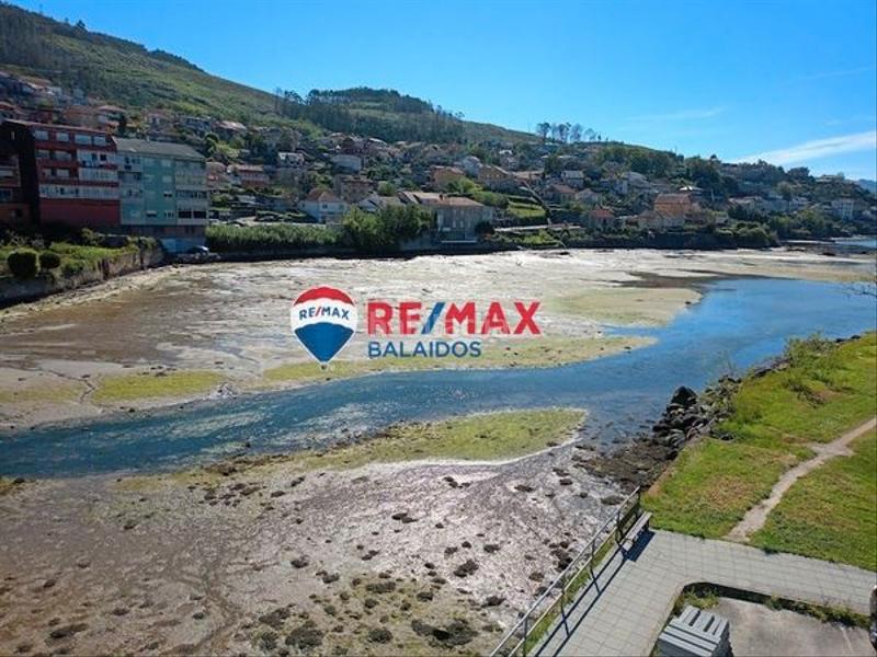 Foto a1e70c6b-e893-4313-af2b-4b697129e6d8. Casa  con varias viviendas independientes..frente al mar en Moaña