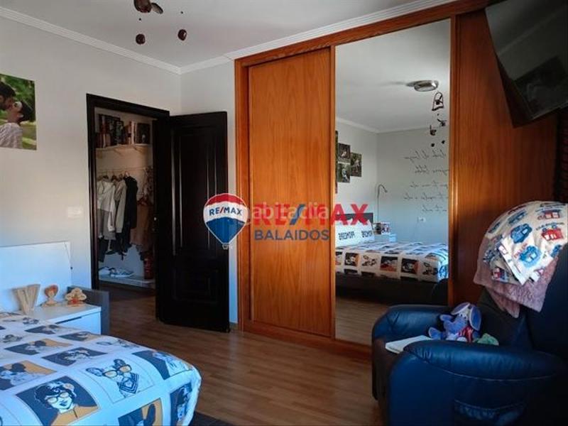 Foto f43b8717-bec0-435d-8f8c-d36d6b2e0e01. Casa  con varias viviendas independientes..frente al mar en Moaña