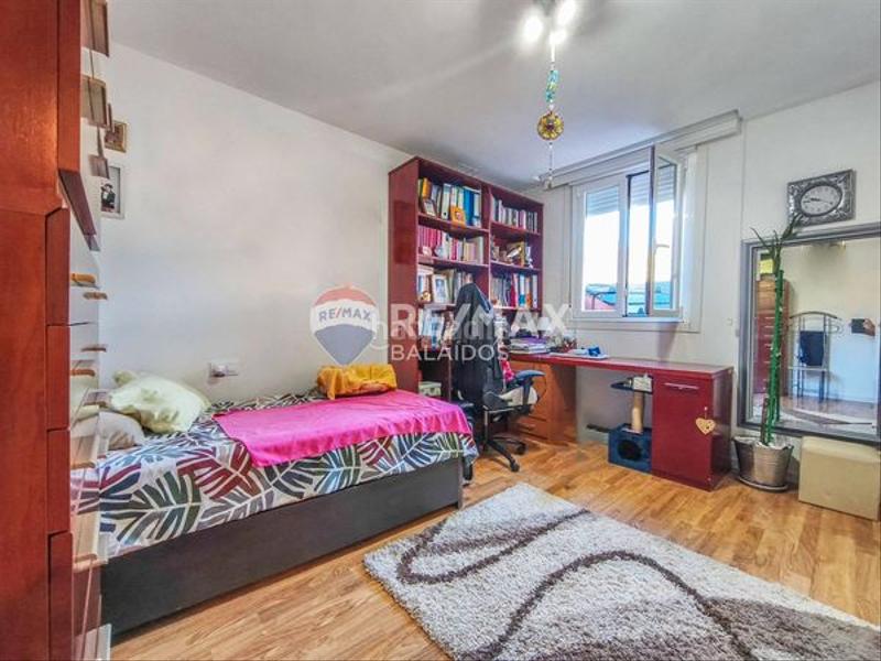 Foto d355429b-33b9-4fda-a074-0ea53b2145fd. Casa con varios apartamentos independientes en Valadares - Beade Vigo