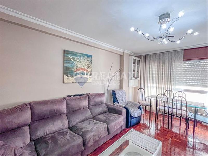 Foto 58224d93-ceb9-4335-82ce-ac89d8f04b94. Piso para entrar a vivir ..todo exterior y muy luminoso en Vigo