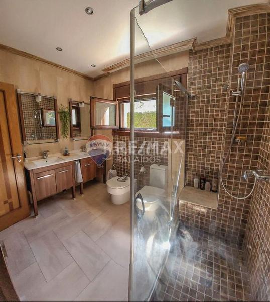 Foto 949591e3-fff1-4f09-b2d0-b42a8f8adc3d. Chalet a tan solo 3km del mar ..chalet en piedra con amplia piscina en Baiona