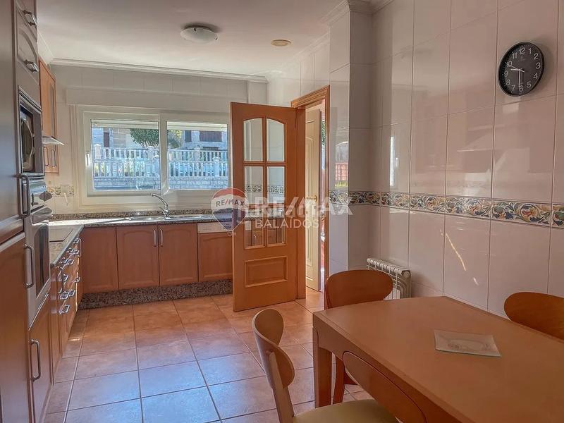 Foto 26b222df-0d90-4d80-80d0-a042013aa434. Casa aparellada amb calefacció aparcament a Sanxenxo pueblo Sanxenxo