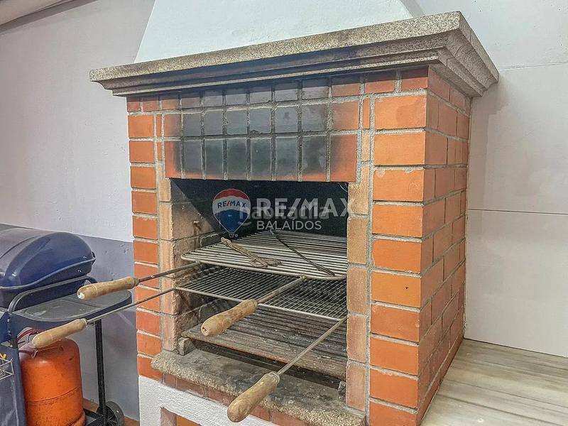Foto 7c8fe80d-286b-4916-94c9-ca95fc909958. Casa aparellada amb calefacció aparcament a Sanxenxo pueblo Sanxenxo