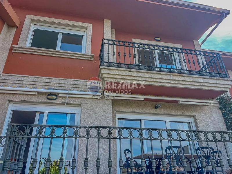 Foto cf1a65f4-be96-4061-a0a4-2b18b6915290. Casa aparellada amb calefacció aparcament a Sanxenxo pueblo Sanxenxo