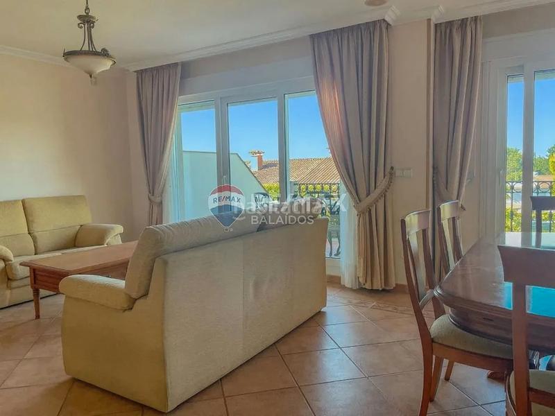Foto d782d55e-67d9-4e4a-91ce-a99ac6347715. Casa aparellada amb calefacció aparcament a Sanxenxo pueblo Sanxenxo