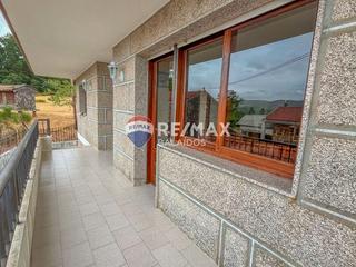 Chalet à Salvaterra de Miño. Son dos casas independientes + finca de 1115m2....