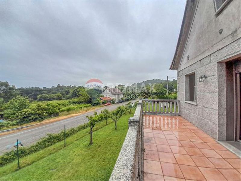 Foto eb0f9185-7aea-4f6e-bab8-2a057e55ec1e. Casa totalmente reformada con buenas calidades en Ponteareas