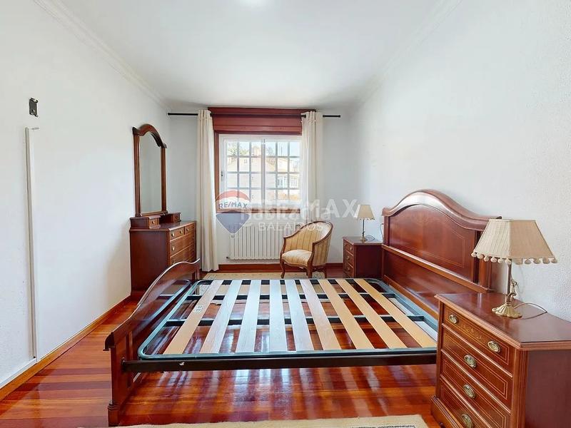 Foto 1b7295e1-7b7c-4212-88f1-4d5c5dc16c05. Casa aparellada amb calefacció aparcament a Comesaña - Matamá Vigo