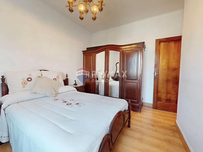 Foto 23f62bfe-1bd2-45fb-ba3a-485772bfe57c. Casa aparellada amb calefacció aparcament a Comesaña - Matamá Vigo