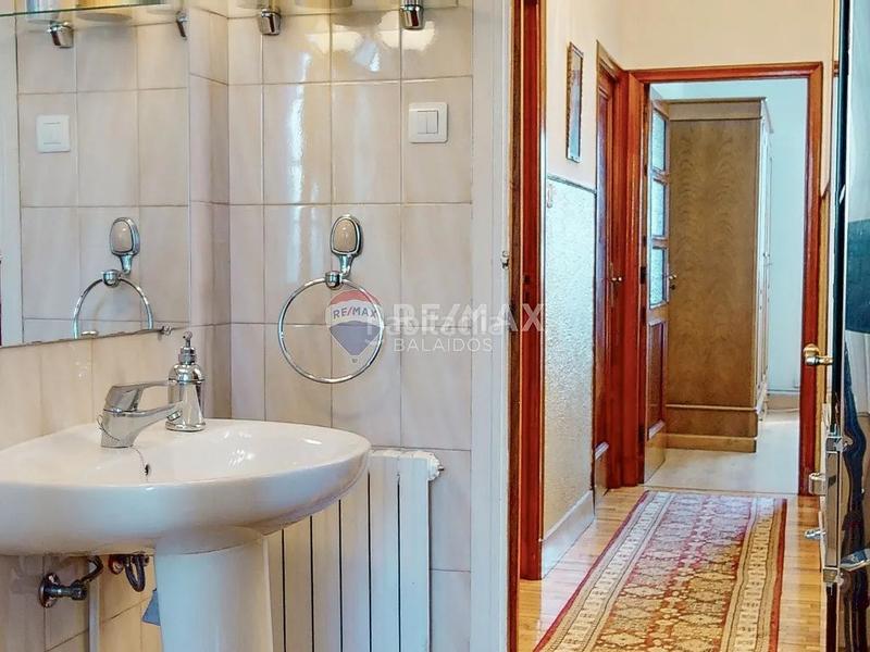 Foto 47d59038-2552-4245-bffb-622a5665de01. Casa aparellada amb calefacció aparcament a Comesaña - Matamá Vigo