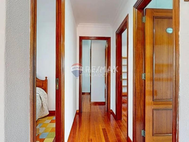 Foto 54a83356-506a-4835-b8db-b72399766e65. Casa aparellada amb calefacció aparcament a Comesaña - Matamá Vigo