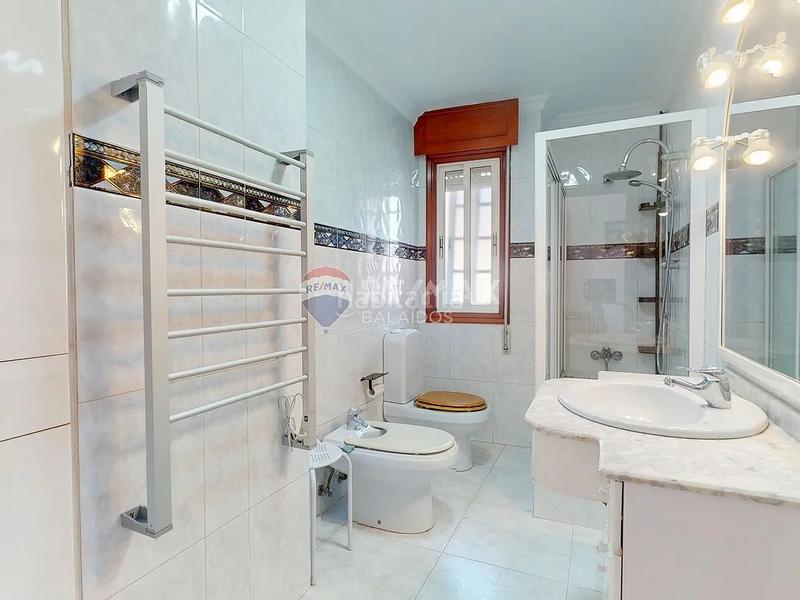 Foto 7ba172fb-1264-4ba9-957f-b5a9e6531ef8. Casa aparellada amb calefacció aparcament a Comesaña - Matamá Vigo