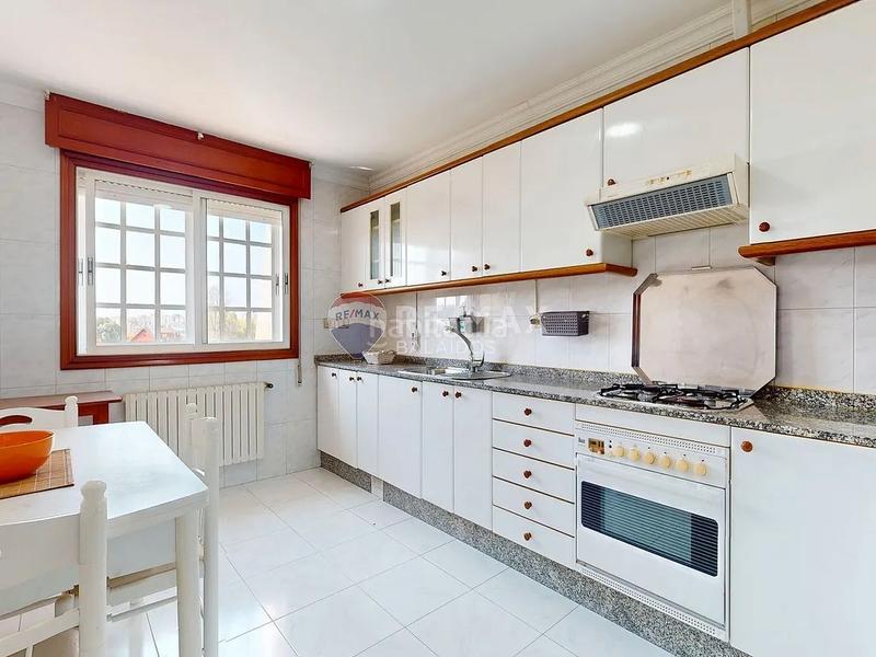Foto 7f7127c7-08ac-45cb-8dbd-5fc82c12e552. Casa aparellada amb calefacció aparcament a Comesaña - Matamá Vigo