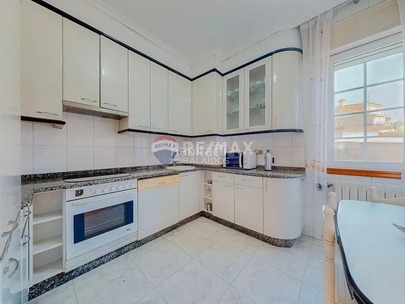 Foto cf09d3b9-cec1-4fa4-9df2-5b72002932ba. Casa aparellada amb calefacció aparcament a Comesaña - Matamá Vigo