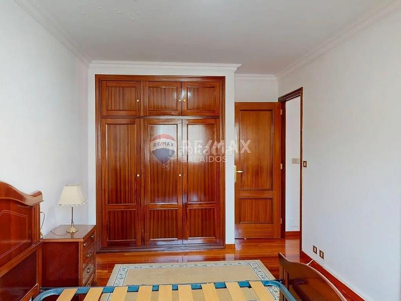 Foto ead23ee1-b3a3-47d7-9c6f-b4ad6d6e654f. Casa aparellada amb calefacció aparcament a Comesaña - Matamá Vigo