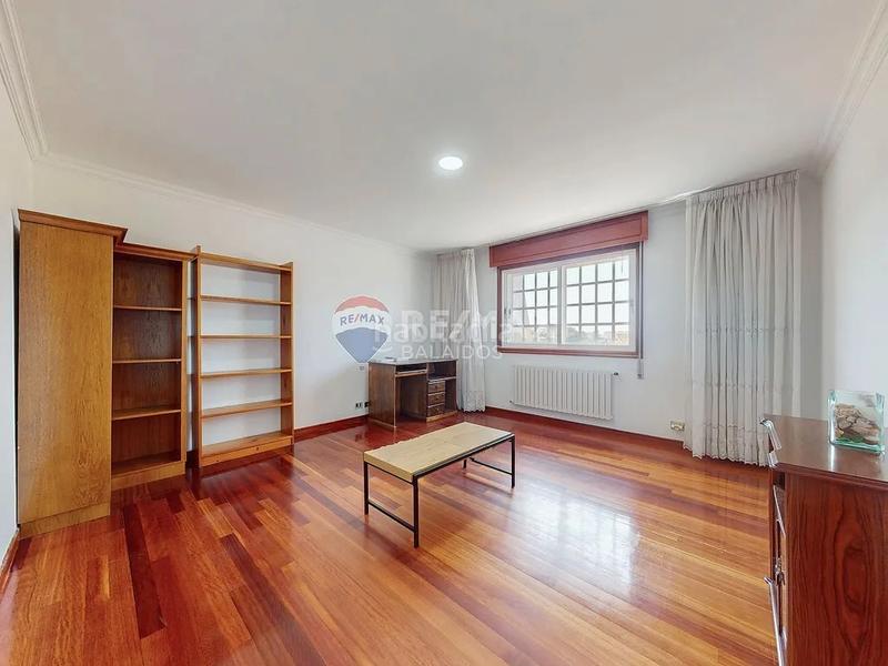Foto fa5e0fee-e7f1-4b99-9eab-42b30de4ae05. Casa aparellada amb calefacció aparcament a Comesaña - Matamá Vigo