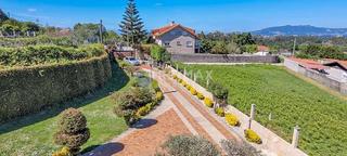 Chalet  Camiño das sapeiras. A pocos minutos de la playa..casa impecable con jardín y piscina