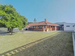 Haus in Tomiño. Casa+nave+piscina climatizada+gimnacio+jardín+pista de tenis.