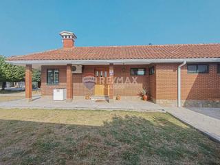 Chalet à Tomiño. Casa+nave+piscina climatizada+gimnacio+jardín+pista de tenis.