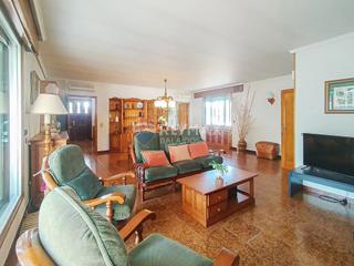 Chalet à Tomiño. Casa+nave+piscina climatizada+gimnacio+jardín+pista de tenis.