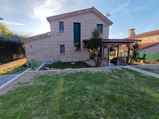 Casa  Lugar a lenguda. Chalet con jardín y piscina