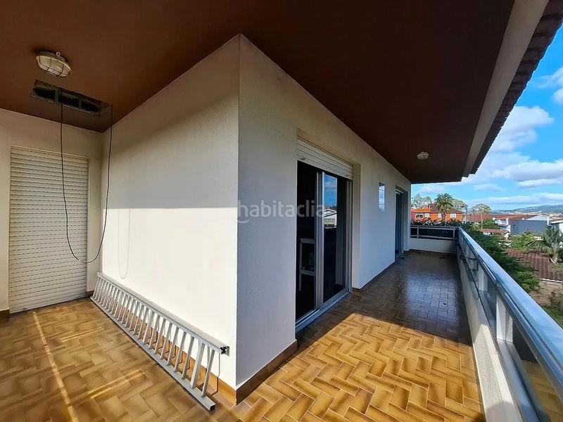 Foto bc579b99-9e1a-40af-9135-4d24c564646c. Casa aparellada amb aparcament a Valadares - Beade Vigo