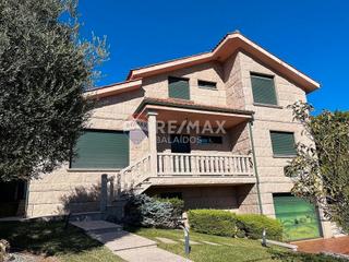 Chalet à Estrada a guarda 31. Chalet de piedra en impecable estado con piscina