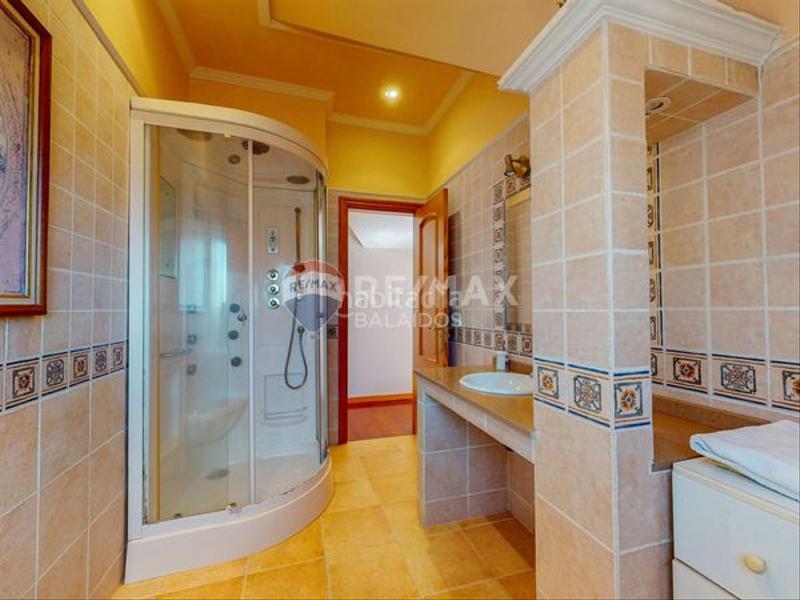 Foto 4d40e04f-1331-4687-9863-03cd489679e3. Casa amb xemeneia calefacció aparcament piscina a Gondomar