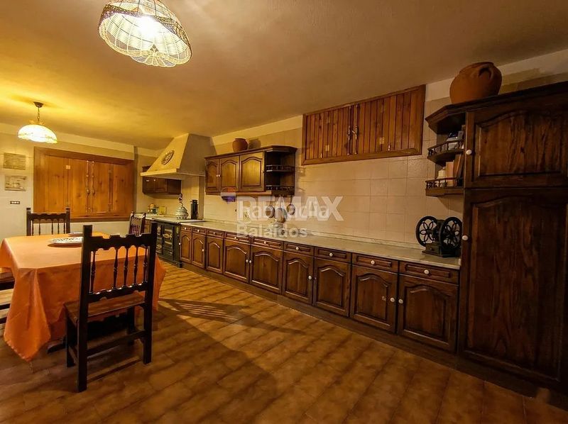 Foto 54f353c4-4882-4ed8-9dd1-eed6df25a401. Casa amb calefacció aparcament piscina a Tui