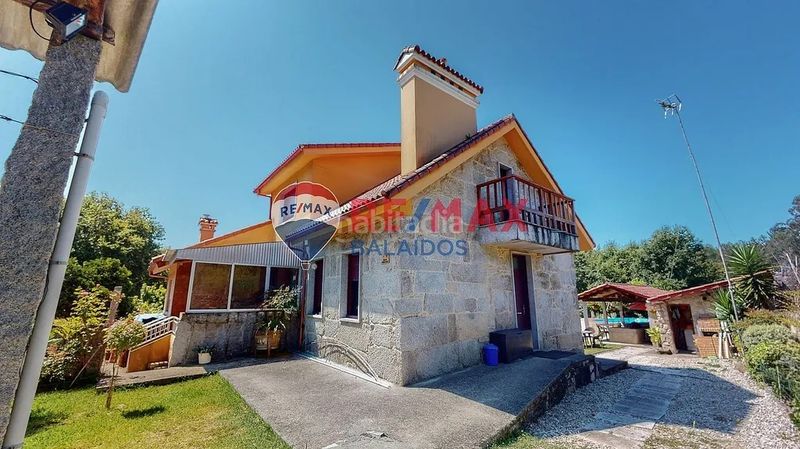 Foto fc9f6bbc-9fb8-415d-b52e-5fc8e097be98. Casa amb xemeneia aparcament piscina a Ponteareas