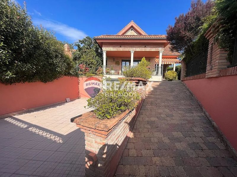 Foto d372ceb7-52e5-47b8-99bd-c29514feb946. Casa amb xemeneia calefacció aparcament piscina a Gondomar