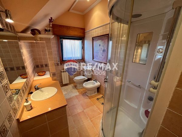 Foto f0fc9532-e083-4400-a457-d0cdb68be052. Casa amb xemeneia calefacció aparcament piscina a Gondomar