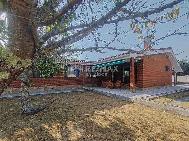 Foto 44ceeb83-8fe9-43f1-b71b-725ab1f78272. Casa amb xemeneia calefacció aparcament piscina a Tomiño