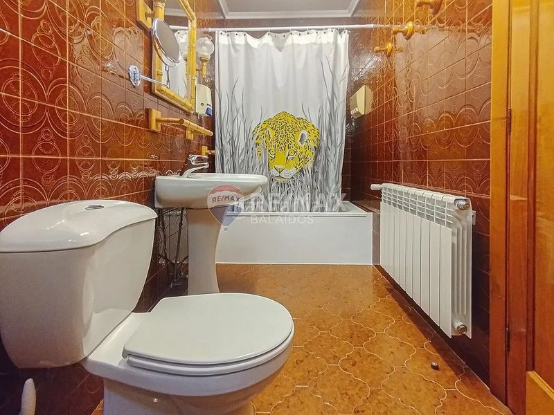 Foto 47aa11a5-2aa2-40d3-b073-dc947b93a3b3. Casa amb xemeneia calefacció aparcament piscina a Tomiño