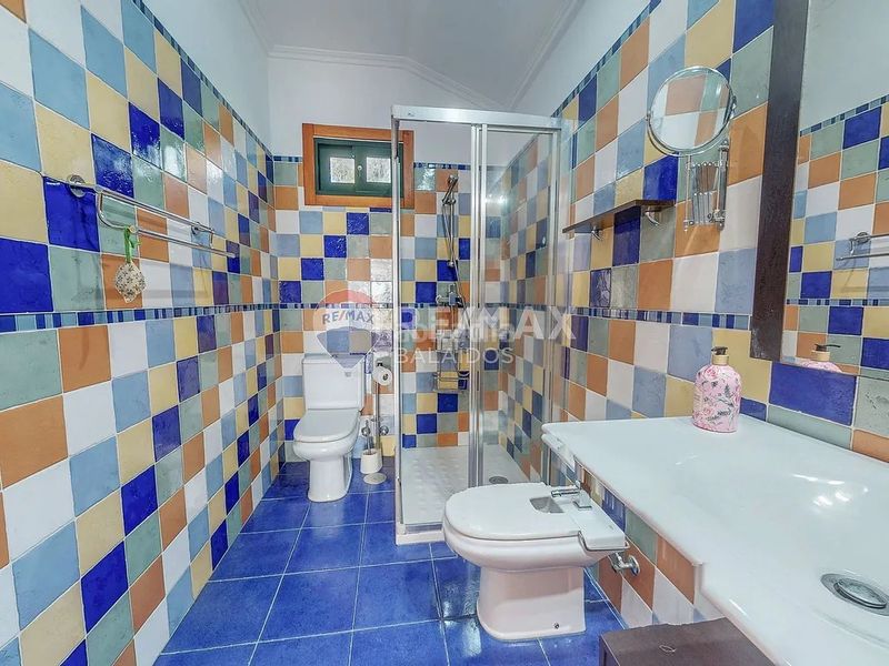 Foto 84eeb73e-1979-4849-9d39-f96435048bfe. Casa amb xemeneia calefacció aparcament piscina a Tui