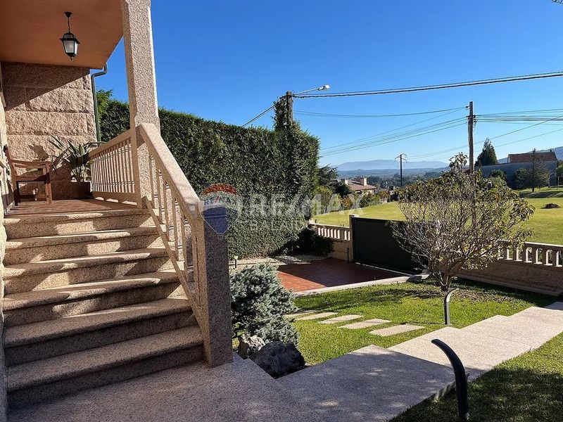 Foto bfadedcc-e3bb-4301-9212-bb54371c097a. Casa amb xemeneia calefacció aparcament piscina a Tui