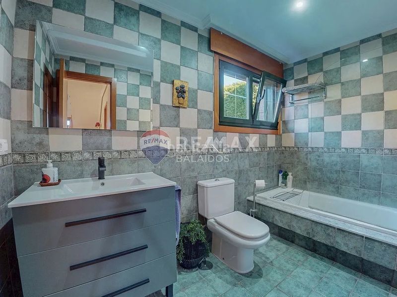 Foto d9923639-c62c-42f6-a348-95fbd3bd3e16. Casa amb xemeneia calefacció aparcament piscina a Tui