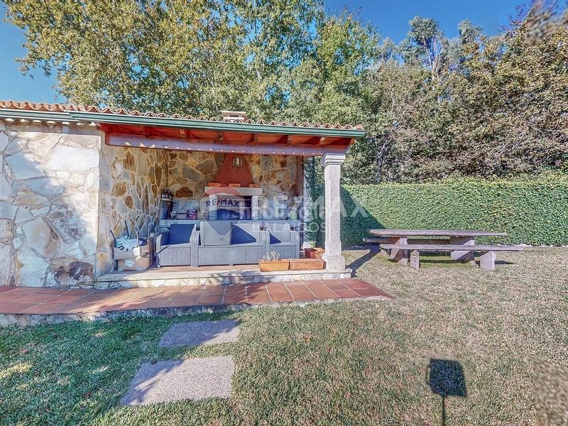 Foto e435d43f-36bc-46c4-977f-a314482a907a. Casa amb xemeneia calefacció aparcament piscina a Tui