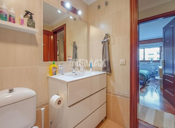 Foto cbaba1f3-a729-4b3e-b613-ee3e88cd2971. Pis amb calefacció aparcament a Alcabre Vigo