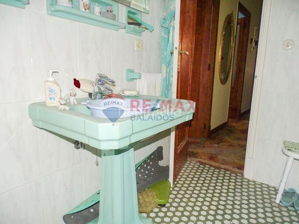 Foto a2681a6d-6e03-4b1d-b263-4a2ebd9c8f33. Casa adossada a Lavadores Vigo