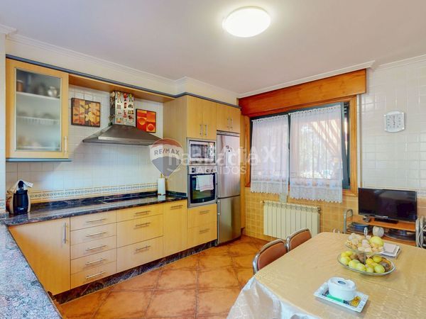 Foto ac49b3a9-2284-4735-bceb-84ed3b278552. Casa amb xemeneia calefacció aparcament piscina a Gondomar