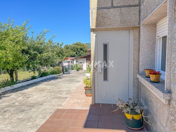 Foto c1ba5e13-a22c-4025-b027-8edd29f9cd35. Casa amb calefacció aparcament a Ponteareas