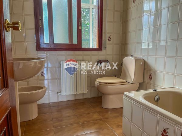 Foto 751231f8-db56-41d9-b181-05d715479524. Casa amb aparcament a Covelo (O)