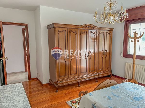 Foto aa49e35d-9e34-46b5-9ce9-4b6d9d7218a6. Casa amb aparcament a Covelo (O)