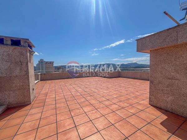 Foto a59b981b-e9f4-4ec2-b82a-8e12d560555e. Pis amb xemeneia calefacció aparcament a Plaza España - Corte Inglés Vigo