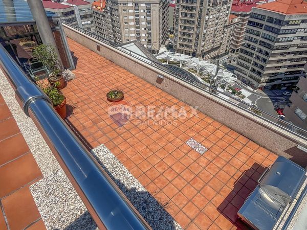 Foto c9d66807-b279-4596-afdd-d4c5ac21f53a. Pis amb xemeneia calefacció aparcament a Plaza España - Corte Inglés Vigo