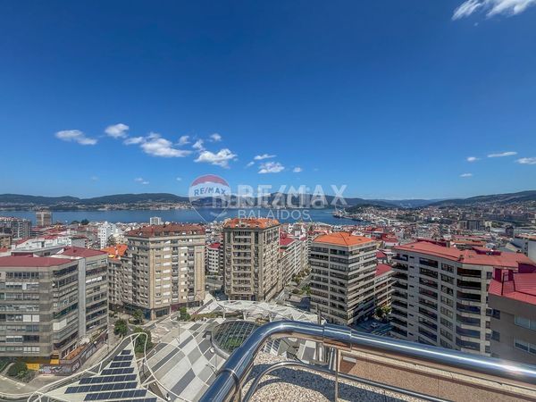 Foto fc641db4-e9de-4298-b869-78961e0f6529. Pis amb xemeneia calefacció aparcament a Plaza España - Corte Inglés Vigo